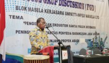 Rektor Universitas Pattimura Prof. Fredy Leiwakabessy menyampaikan sambutan pada Focus Group Discussion (FGD) Blok Masela hasil kerja sama Unpatti dan INPEX Masela, Ltd di Swiss-Belhotel Ambon, Kamis (11/6/2026). Foto : Istimewa