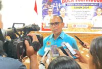 Ketua Umum Pengprov PBVSI Maluku, Alimudin Kolatlena saat diwawancarai usai pembukaan kursus wasit dan pelatih Bola Voli Indoor di Wisma Gonzalo, Karang Panjang, Kota Ambon, Jumat (26/6/2026). (Foto : Istimewa)