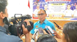 Ketua Umum Pengprov PBVSI Maluku, Alimudin Kolatlena saat diwawancarai usai pembukaan kursus wasit dan pelatih Bola Voli Indoor di Wisma Gonzalo, Karang Panjang, Kota Ambon, Jumat (26/6/2026). (Foto : Istimewa)