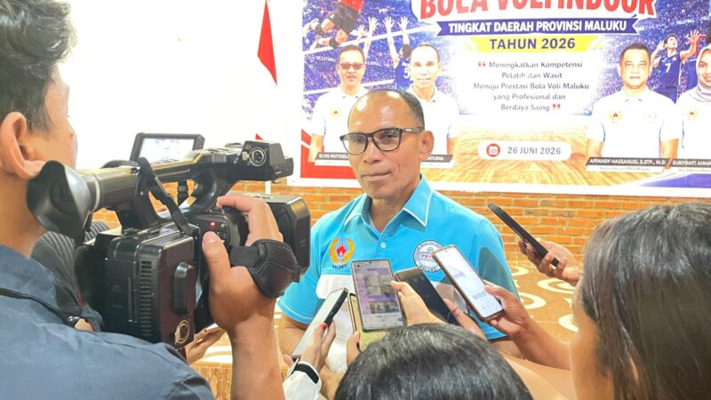 Ketua Umum Pengprov PBVSI Maluku, Alimudin Kolatlena saat diwawancarai usai pembukaan kursus wasit dan pelatih Bola Voli Indoor di Wisma Gonzalo, Karang Panjang, Kota Ambon, Jumat (26/6/2026). (Foto : Istimewa)