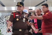 Mantan Kepala Badan Gizi Nasional (BGN) Dadan Hindayana digiring oleh petugas di Gedung Jampidsus Kejagung, Jakarta, Rabu (3/6/2026). (ANTARA)