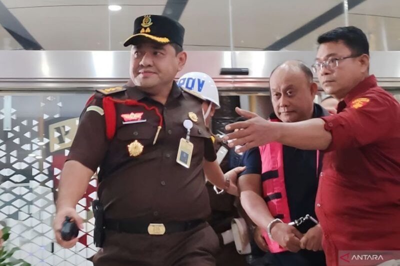 Mantan Kepala Badan Gizi Nasional (BGN) Dadan Hindayana digiring oleh petugas di Gedung Jampidsus Kejagung, Jakarta, Rabu (3/6/2026). (ANTARA)