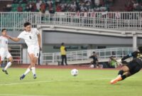 Striker timnas Indonesia Mitchell Baker mencetak gol kedua melawan Kamboja pada laga Piala AFF 2026 di Stadion Pakansari, Senin (27/7/2026). (Kapanlagi/Budi Santoso)