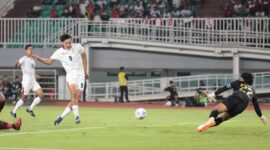 Striker timnas Indonesia Mitchell Baker mencetak gol kedua melawan Kamboja pada laga Piala AFF 2026 di Stadion Pakansari, Senin (27/7/2026). (Kapanlagi/Budi Santoso)