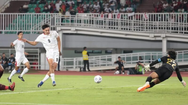 Striker timnas Indonesia Mitchell Baker mencetak gol kedua melawan Kamboja pada laga Piala AFF 2026 di Stadion Pakansari, Senin (27/7/2026). (Kapanlagi/Budi Santoso)