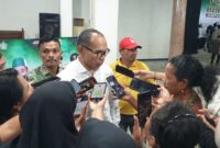 Anggota Pansus RUU Daerah Kepulauan, Alimudin Kolatlena saat diwawancarai wartawan usai menghadiri pelantikan pengurus HMI Cabang Ambon di Gedung Ashari, Jumat (17/7/2026). (Foto : Headlinetimur.com)