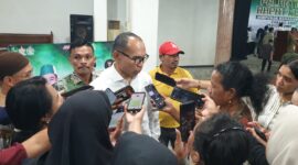 Anggota Pansus RUU Daerah Kepulauan, Alimudin Kolatlena saat diwawancarai wartawan usai menghadiri pelantikan pengurus HMI Cabang Ambon di Gedung Ashari, Jumat (17/7/2026). (Foto : Headlinetimur.com)