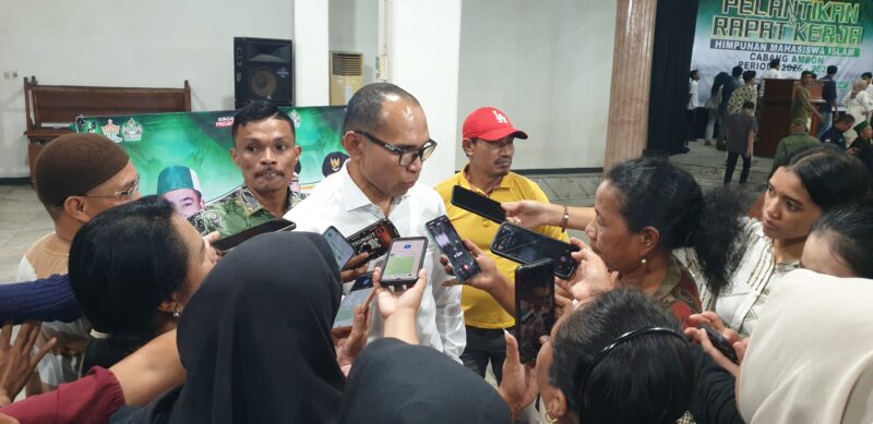 Anggota Pansus RUU Daerah Kepulauan, Alimudin Kolatlena saat diwawancarai wartawan usai menghadiri pelantikan pengurus HMI Cabang Ambon di Gedung Ashari, Jumat (17/7/2026). (Foto : Headlinetimur.com)