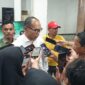Anggota Pansus RUU Daerah Kepulauan, Alimudin Kolatlena saat diwawancarai wartawan usai menghadiri pelantikan pengurus HMI Cabang Ambon di Gedung Ashari, Jumat (17/7/2026). (Foto : Headlinetimur.com)