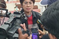 Ketua Pansus RUU Daerah Kepulauan, Mercy Barends saat diwawancarai usai menggelar pertemuan Pansus dan Tim Kerja Daerah Kepulauan serta Pemprov Maluku di lantai 7 Kantor Gubernur Maluku, Senin (20/7/2026). (Foto: Headlinetimur.com)
Kunjungan kerja yang dipimpin oleh Ketua Tim Pansus RUU Daerah Kepulauan DPR RI Mercy Chriesty Barends ini berlangsung di Kantor Gubernur Provinsi Maluku, Ambon, Senin (20/7/2026). 
