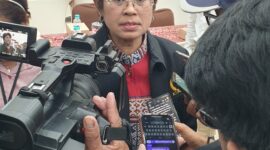 Ketua Pansus RUU Daerah Kepulauan, Mercy Barends saat diwawancarai usai menggelar pertemuan Pansus dan Tim Kerja Daerah Kepulauan serta Pemprov Maluku di lantai 7 Kantor Gubernur Maluku, Senin (20/7/2026). (Foto: Headlinetimur.com)
Kunjungan kerja yang dipimpin oleh Ketua Tim Pansus RUU Daerah Kepulauan DPR RI Mercy Chriesty Barends ini berlangsung di Kantor Gubernur Provinsi Maluku, Ambon, Senin (20/7/2026). 
