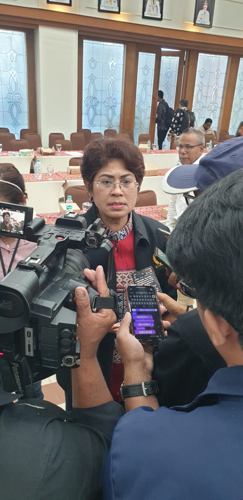 Ketua Pansus RUU Daerah Kepulauan, Mercy Barends saat diwawancarai usai menggelar pertemuan Pansus dan Tim Kerja Daerah Kepulauan serta Pemprov Maluku di lantai 7 Kantor Gubernur Maluku, Senin (20/7/2026). (Foto: Headlinetimur.com)
Kunjungan kerja yang dipimpin oleh Ketua Tim Pansus RUU Daerah Kepulauan DPR RI Mercy Chriesty Barends ini berlangsung di Kantor Gubernur Provinsi Maluku, Ambon, Senin (20/7/2026). 
