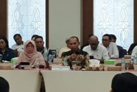 Anggota Panitia Khusus (Pansus) RUU Daerah Kepulauan, Alimudin Kolatlena saat menyampaikan pendapat pada rapat dalam pertemuan Pansus dan Tim Kerja RUU Daerah Kepulauan bersama Pemerintah Provinsi Maluku serta Bupati dan Wali Kota se-Maluku, di lantai 7 kantor Gubernur Maluku, Senin (20/7/2026). (Foto : Headlinetimur.com)