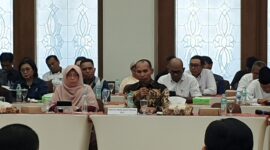 Anggota Panitia Khusus (Pansus) RUU Daerah Kepulauan, Alimudin Kolatlena saat menyampaikan pendapat pada rapat dalam pertemuan Pansus dan Tim Kerja RUU Daerah Kepulauan bersama Pemerintah Provinsi Maluku serta Bupati dan Wali Kota se-Maluku, di lantai 7 kantor Gubernur Maluku, Senin (20/7/2026). (Foto : Headlinetimur.com)