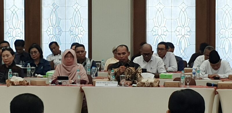 Anggota Panitia Khusus (Pansus) RUU Daerah Kepulauan, Alimudin Kolatlena saat menyampaikan pendapat pada rapat dalam pertemuan Pansus dan Tim Kerja RUU Daerah Kepulauan bersama Pemerintah Provinsi Maluku serta Bupati dan Wali Kota se-Maluku, di lantai 7 kantor Gubernur Maluku, Senin (20/7/2026). (Foto : Headlinetimur.com)