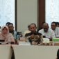 Anggota Panitia Khusus (Pansus) RUU Daerah Kepulauan, Alimudin Kolatlena saat menyampaikan pendapat pada rapat dalam pertemuan Pansus dan Tim Kerja RUU Daerah Kepulauan bersama Pemerintah Provinsi Maluku serta Bupati dan Wali Kota se-Maluku, di lantai 7 kantor Gubernur Maluku, Senin (20/7/2026). (Foto : Headlinetimur.com)