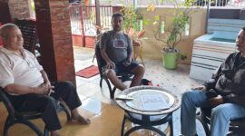 Ghenez Umpenawany bersama
dua pembina Persatuan Pemuda Pelajar Mahasiswa Damer (P3MD) Ambon, yakni Andi Halono Cila Leterulu saat menyampaikan keterangan pers di Ambon, Jumat (24/7/2026). (Foto : Headlinetimur.com)

