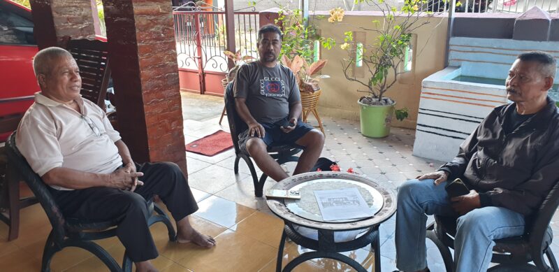 Ghenez Umpenawany bersama
dua pembina Persatuan Pemuda Pelajar Mahasiswa Damer (P3MD) Ambon, yakni Andi Halono Cila Leterulu saat menyampaikan keterangan pers di Ambon, Jumat (24/7/2026). (Foto : Headlinetimur.com)

