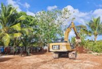 Aparat TNI dan masyarakat membersihkan lahan lokasi utama peletakan batu pertama (groundbreaking) Proyek Strategis Nasional (PSN) Blok Masela, di area Shelter Desa Lermatang, Kabupaten Kepulauan Tanimbar, Senin (6/7/2026). (Foto : Istimewa)