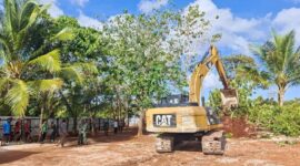 Aparat TNI dan masyarakat membersihkan lahan lokasi utama peletakan batu pertama (groundbreaking) Proyek Strategis Nasional (PSN) Blok Masela, di area Shelter Desa Lermatang, Kabupaten Kepulauan Tanimbar, Senin (6/7/2026). (Foto : Istimewa)