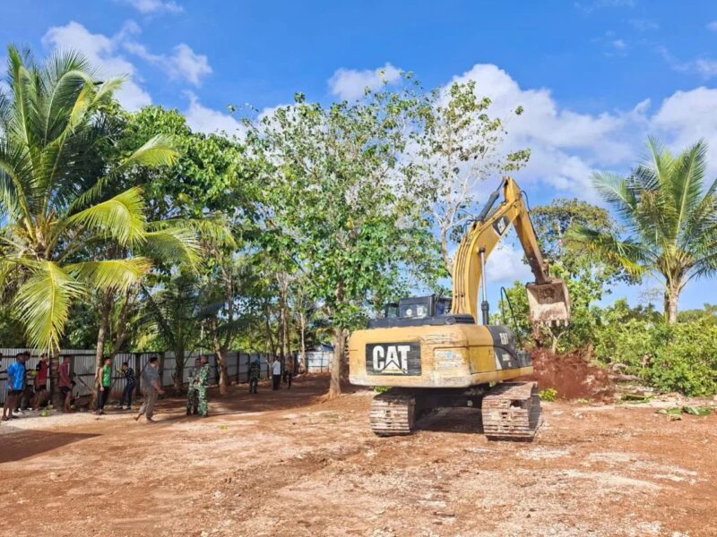 Aparat TNI dan masyarakat membersihkan lahan lokasi utama peletakan batu pertama (groundbreaking) Proyek Strategis Nasional (PSN) Blok Masela, di area Shelter Desa Lermatang, Kabupaten Kepulauan Tanimbar, Senin (6/7/2026). (Foto : Istimewa)