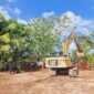 Aparat TNI dan masyarakat membersihkan lahan lokasi utama peletakan batu pertama (groundbreaking) Proyek Strategis Nasional (PSN) Blok Masela, di area Shelter Desa Lermatang, Kabupaten Kepulauan Tanimbar, Senin (6/7/2026). (Foto : Istimewa)