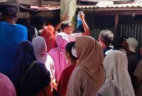 Puluhan warga mengantre pembelian BBM di salah satu rumah warga di Desa Dwiwarna, Kecamatan Banda, Jumat (24/7/2026). (Foto : M. Ali Banda)
