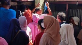 Puluhan warga mengantre pembelian BBM di salah satu rumah warga di Desa Dwiwarna, Kecamatan Banda, Jumat (24/7/2026). (Foto : M. Ali Banda)
