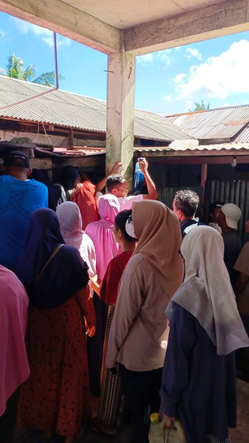 Puluhan warga mengantre pembelian BBM di salah satu rumah warga di Desa Dwiwarna, Kecamatan Banda, Jumat (24/7/2026). (Foto : M. Ali Banda)
