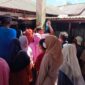 Puluhan warga mengantre pembelian BBM di salah satu rumah warga di Desa Dwiwarna, Kecamatan Banda, Jumat (24/7/2026). (Foto : M. Ali Banda)
