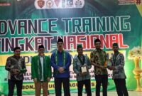 Koordinator Majelis Wilayah Korps Alumni Himpunan Mahasiswa Islam (KAHMI) Maluku, Rovik Akbar Afifudin (dua dari kanan) saat menerima cinderamata dari pengurus BADKO HMI Maluku usai menyampaikan sambutan pada pembukaan Advance Training (LK III) Tingkat Nasional Badan Koordinasi (Badko) HMI Maluku yang berlangsung di Gedung Islamic Center Ambon, Sabtu (25/7/2026). (Foto : Istimewa)
