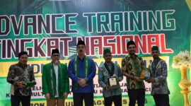 Koordinator Majelis Wilayah Korps Alumni Himpunan Mahasiswa Islam (KAHMI) Maluku, Rovik Akbar Afifudin (dua dari kanan) saat menerima cinderamata dari pengurus BADKO HMI Maluku usai menyampaikan sambutan pada pembukaan Advance Training (LK III) Tingkat Nasional Badan Koordinasi (Badko) HMI Maluku yang berlangsung di Gedung Islamic Center Ambon, Sabtu (25/7/2026). (Foto : Istimewa)
