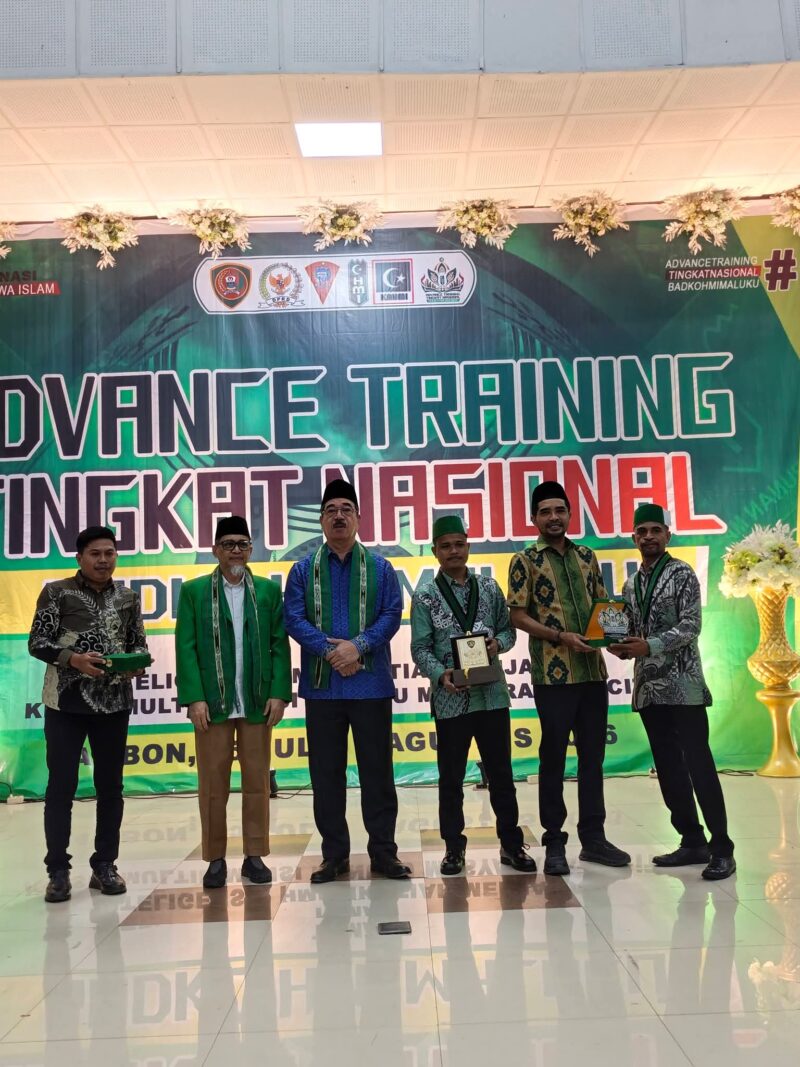 Koordinator Majelis Wilayah Korps Alumni Himpunan Mahasiswa Islam (KAHMI) Maluku, Rovik Akbar Afifudin (dua dari kanan) saat menerima cinderamata dari pengurus BADKO HMI Maluku usai menyampaikan sambutan pada pembukaan Advance Training (LK III) Tingkat Nasional Badan Koordinasi (Badko) HMI Maluku yang berlangsung di Gedung Islamic Center Ambon, Sabtu (25/7/2026). (Foto : Istimewa)
