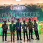 Koordinator Majelis Wilayah Korps Alumni Himpunan Mahasiswa Islam (KAHMI) Maluku, Rovik Akbar Afifudin (dua dari kanan) saat menerima cinderamata dari pengurus BADKO HMI Maluku usai menyampaikan sambutan pada pembukaan Advance Training (LK III) Tingkat Nasional Badan Koordinasi (Badko) HMI Maluku yang berlangsung di Gedung Islamic Center Ambon, Sabtu (25/7/2026). (Foto : Istimewa)
