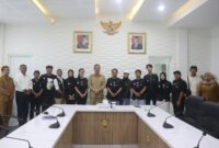 Gubernur Maluku Hendrik Lewerissa berpose bersama Perhimpunan Pelajar Indonesia (PPI) Dunia Kawasan Amerika–Eropa (Amerop) di Ruang Rapat Gubernur Maluku, Selasa (21/7/2026). PPI Amerop rencana pelaksanaan Program Pengabdian Masyarakat Banda 2026 di Banda Neira, Kabupaten Maluku Tengah.
