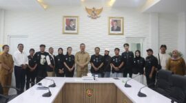 Gubernur Maluku Hendrik Lewerissa berpose bersama Perhimpunan Pelajar Indonesia (PPI) Dunia Kawasan Amerika–Eropa (Amerop) di Ruang Rapat Gubernur Maluku, Selasa (21/7/2026). PPI Amerop rencana pelaksanaan Program Pengabdian Masyarakat Banda 2026 di Banda Neira, Kabupaten Maluku Tengah.
