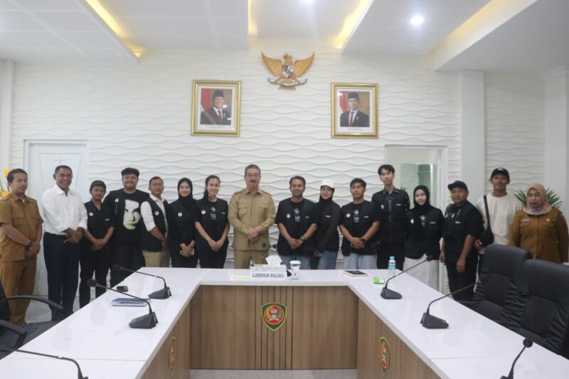 Gubernur Maluku Hendrik Lewerissa berpose bersama Perhimpunan Pelajar Indonesia (PPI) Dunia Kawasan Amerika–Eropa (Amerop) di Ruang Rapat Gubernur Maluku, Selasa (21/7/2026). PPI Amerop rencana pelaksanaan Program Pengabdian Masyarakat Banda 2026 di Banda Neira, Kabupaten Maluku Tengah.
