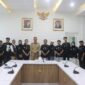 Gubernur Maluku Hendrik Lewerissa berpose bersama Perhimpunan Pelajar Indonesia (PPI) Dunia Kawasan Amerika–Eropa (Amerop) di Ruang Rapat Gubernur Maluku, Selasa (21/7/2026). PPI Amerop rencana pelaksanaan Program Pengabdian Masyarakat Banda 2026 di Banda Neira, Kabupaten Maluku Tengah.
