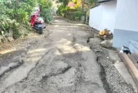 Jalan di kawasan Benteng Atas, Kecamatan Nusaniwe, Kota Ambon yang telah rusak parah. (FOTO: Tribunambon)