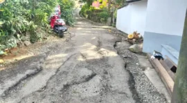 Jalan di kawasan Benteng Atas, Kecamatan Nusaniwe, Kota Ambon yang telah rusak parah. (FOTO: Tribunambon)