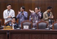 Ekspresi Pemohon dan Kuasa Hukumnya usai mengikuti sidang pengucapan putusan pengujian Undang-Undang tentang pemisahan Anggaran Makan Bergizi Gratis, Kamis (30/07) di Ruang Sidang MK. (Foto Humas MK)
