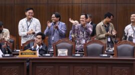 Ekspresi Pemohon dan Kuasa Hukumnya usai mengikuti sidang pengucapan putusan pengujian Undang-Undang tentang pemisahan Anggaran Makan Bergizi Gratis, Kamis (30/07) di Ruang Sidang MK. (Foto Humas MK)
