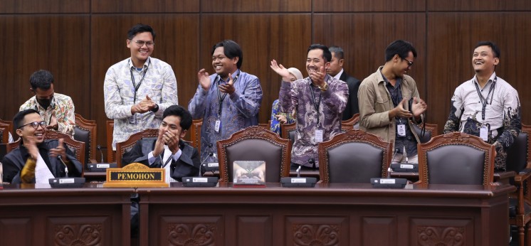 Ekspresi Pemohon dan Kuasa Hukumnya usai mengikuti sidang pengucapan putusan pengujian Undang-Undang tentang pemisahan Anggaran Makan Bergizi Gratis, Kamis (30/07) di Ruang Sidang MK. (Foto Humas MK)