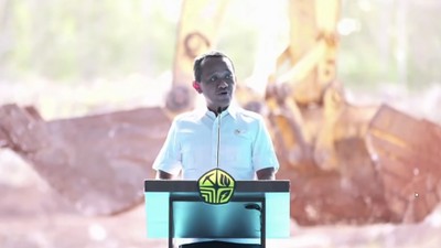 Menteri ESDM, Bahlil Lahadalia Saat menyampaikan laporan jelang Groundbreaking Proyek Strategis Nasional Liquefied Natural Gas (LNG) Abadi Masela, Maluku, Kamis (16/7/2026). (ANTARA FOTO)