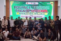 Anggota DPR RI Fraksi Partai Gerindra Daerah Pemilihan (Dapil) Maluku, Alimudin Kolatlena, berpose bersama peserta Advance Training atau Latihan Kader III (LK III) Tingkat Nasional Himpunan Mahasiswa Islam (HMI) usai mengisi pada kegiatan yang digelar di Ambon, Jumat (31/7/2026). (Foto : Istimewa)
