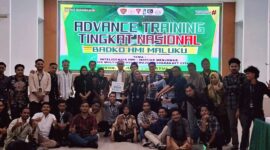 Anggota DPR RI Fraksi Partai Gerindra Daerah Pemilihan (Dapil) Maluku, Alimudin Kolatlena, berpose bersama peserta Advance Training atau Latihan Kader III (LK III) Tingkat Nasional Himpunan Mahasiswa Islam (HMI) usai mengisi pada kegiatan yang digelar di Ambon, Jumat (31/7/2026). (Foto : Istimewa)
