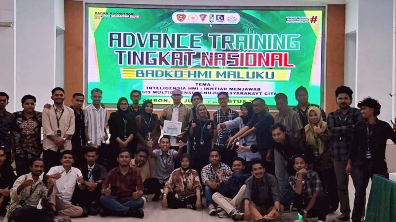 Anggota DPR RI Fraksi Partai Gerindra Daerah Pemilihan (Dapil) Maluku, Alimudin Kolatlena, berpose bersama peserta Advance Training atau Latihan Kader III (LK III) Tingkat Nasional Himpunan Mahasiswa Islam (HMI) usai mengisi pada kegiatan yang digelar di Ambon, Jumat (31/7/2026). (Foto : Istimewa)
