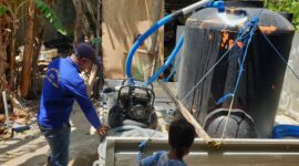 Air bersih bantuan dari anggota DPR RI Dapil Maluku, Alimudin Kolatlena yang didistribusikan ke rumah warga di Jalan Garuda Mas 1, Desa Administratif Kampung Wailola, Kecamatan Bula, SBT, Sabtu (1/8/2026). (Foto: Istimewa)
