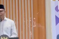 Anggota DPR RI Komisi VIII Dapil Maluku, Alimudin Kolatlena menyampaikan sambutan pada kegiatan Deseminasi Wajib Halal oleh Badan Penyelenggara Jaminan Produk Halal di Aula Kenyor Kementerian Haji dan Umrah Kabupaten Maluku Tengah, Masohi, Kamis (6/8/2026). (Foto : Istimewa)



