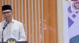 Anggota DPR RI Komisi VIII Dapil Maluku, Alimudin Kolatlena menyampaikan sambutan pada kegiatan Deseminasi Wajib Halal oleh Badan Penyelenggara Jaminan Produk Halal di Aula Kenyor Kementerian Haji dan Umrah Kabupaten Maluku Tengah, Masohi, Kamis (6/8/2026). (Foto : Istimewa)



